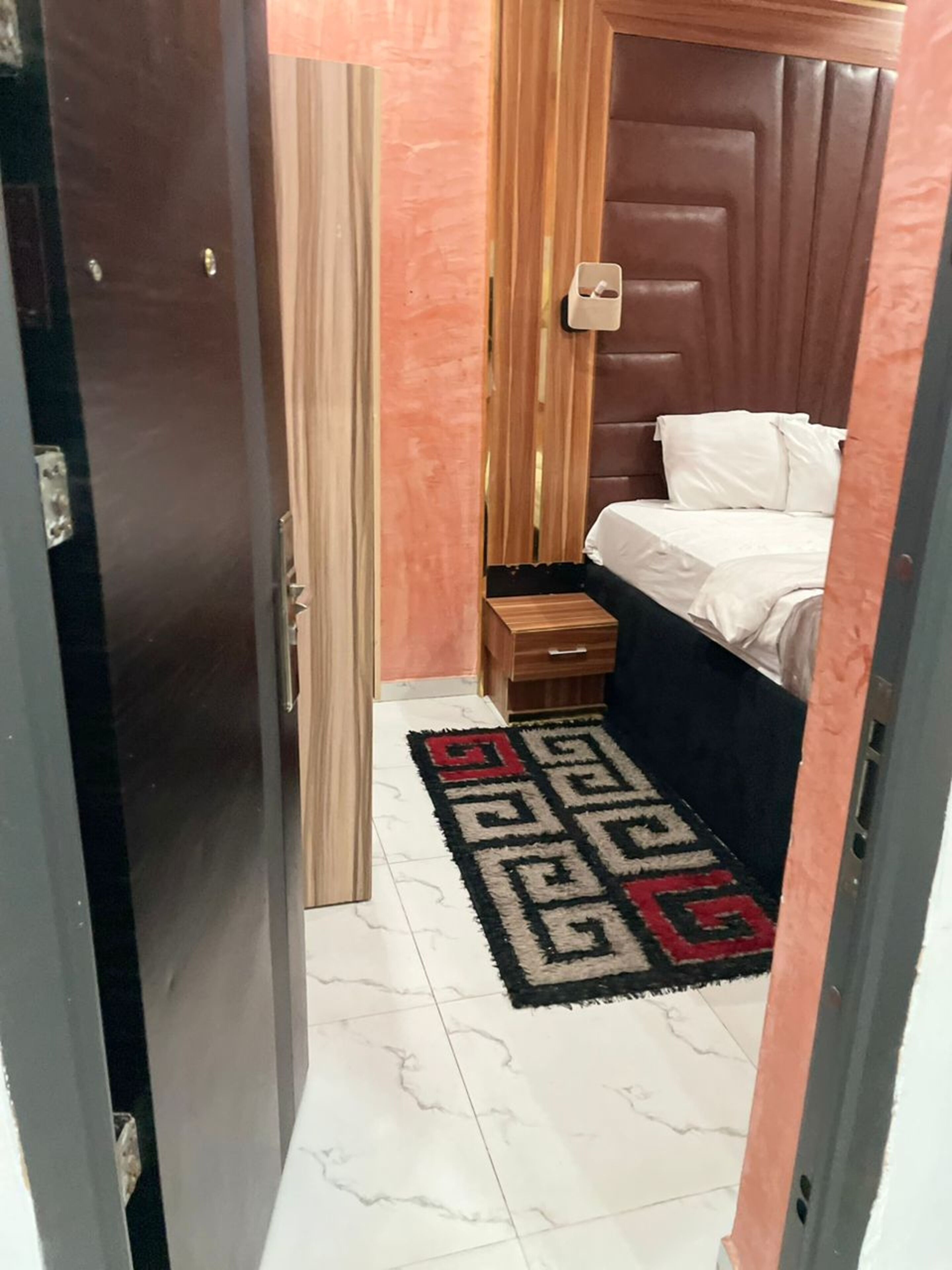 Escritorio y espacio para trabajar con laptop 