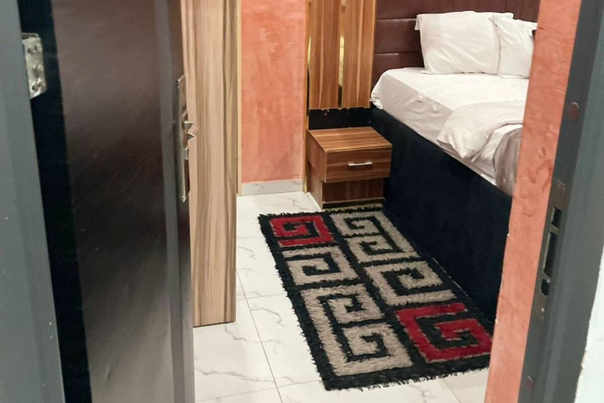 Escritorio y espacio para trabajar con laptop