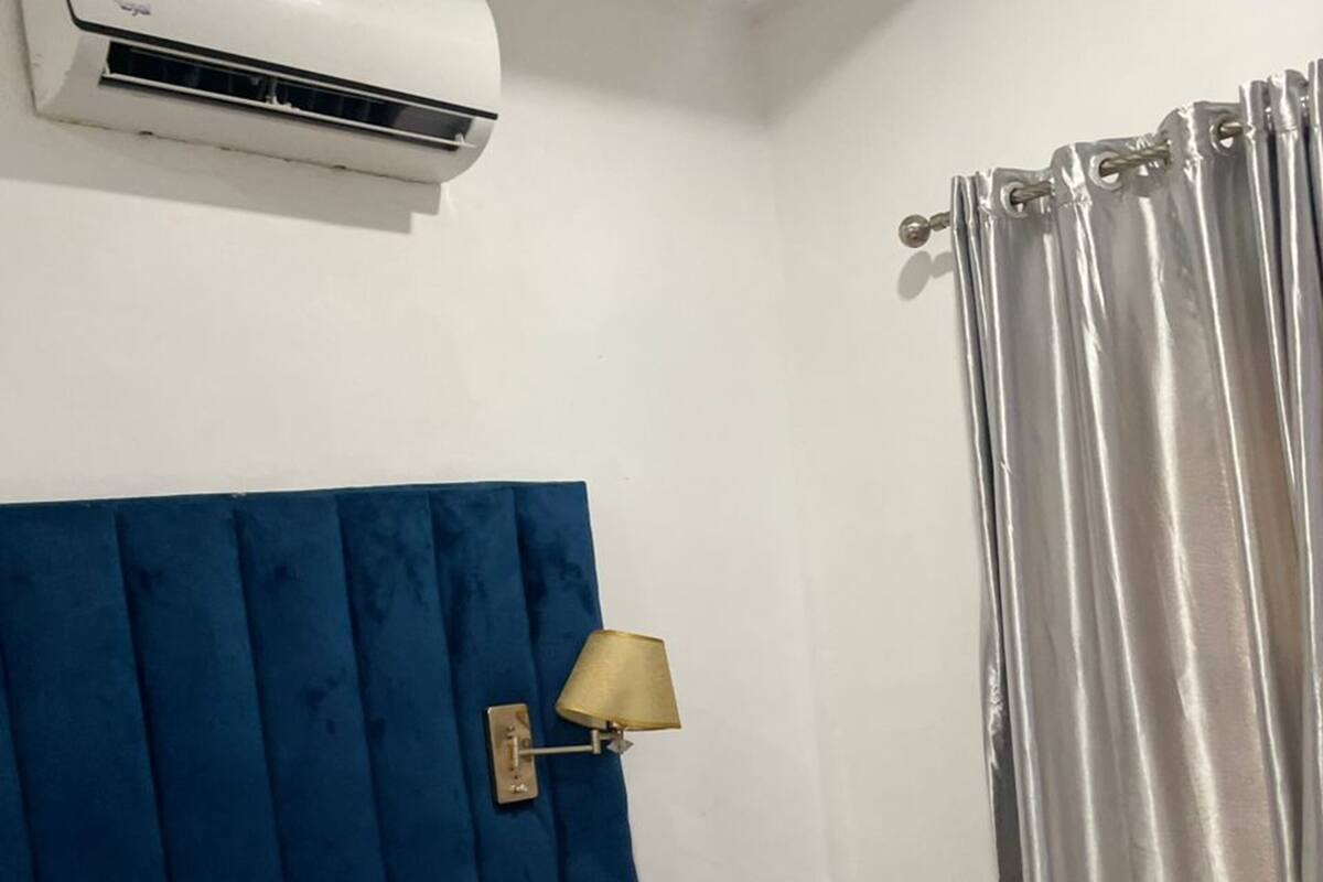Pancuran mandi, tuala disediakan, sabun, tisu tandas