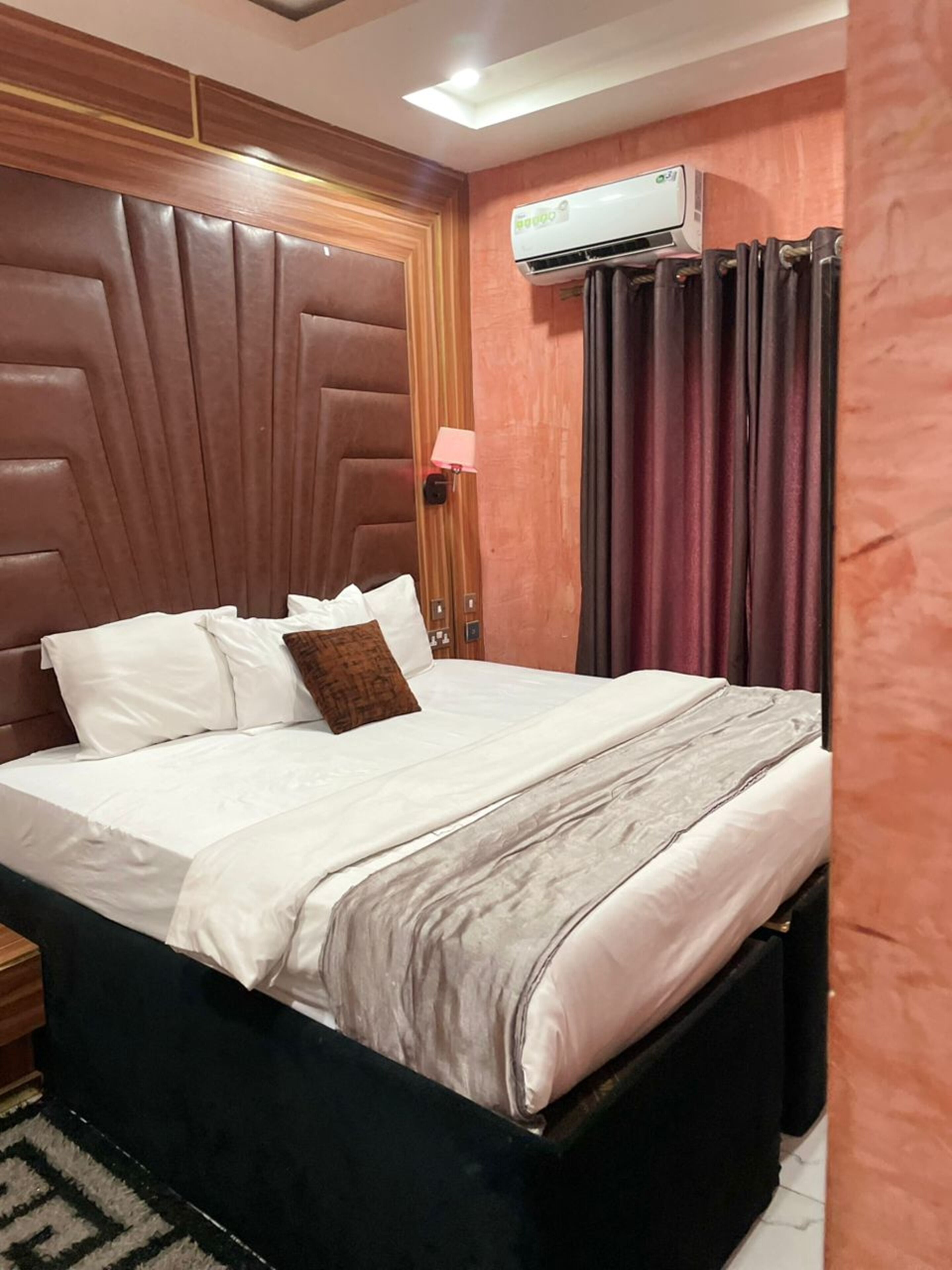 Escritorio y espacio para trabajar con laptop 