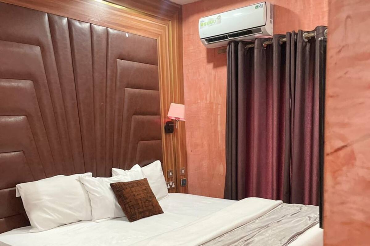 Escritorio y espacio para trabajar con laptop