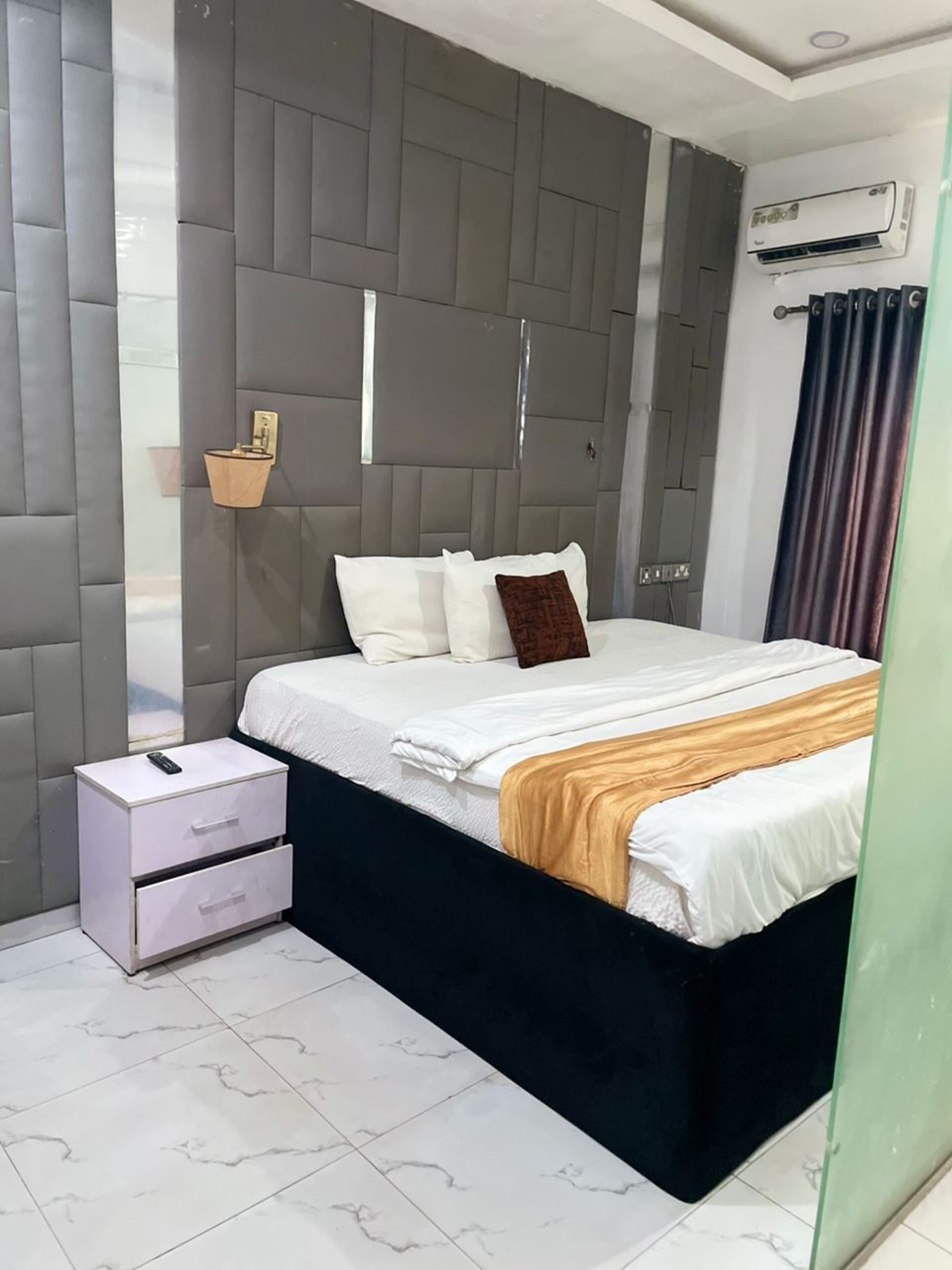 Escritorio y espacio para trabajar con laptop 