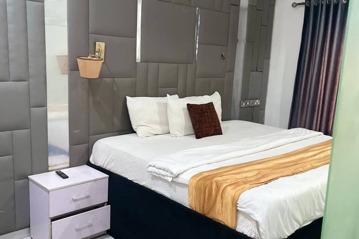 Escritorio y espacio para trabajar con laptop