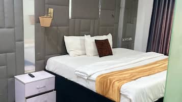 Escritorio y espacio para trabajar con laptop