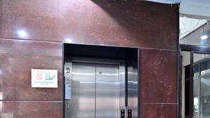An elevator with a sign indicating no cash payments, only code payments accepted. - Sreeniketanam Lodge (Mantralayam)