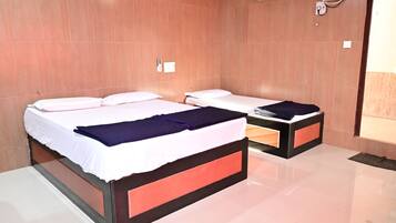 Deluxe Triple Room, Air conditioning | WiFi, bed sheets