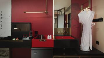 Comfort Single Room, Non Smoking, Housekeeping | In-room safe, blackout curtains, soundproofing, iron/ironing board