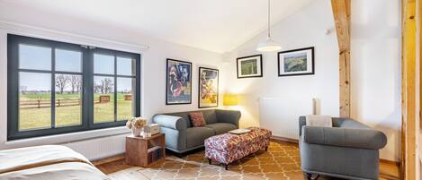 Tabla de planchar con plancha, wifi y ropa de cama