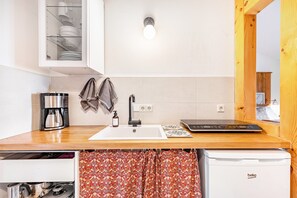 Fridge, stovetop, coffee/tea maker, electric kettle