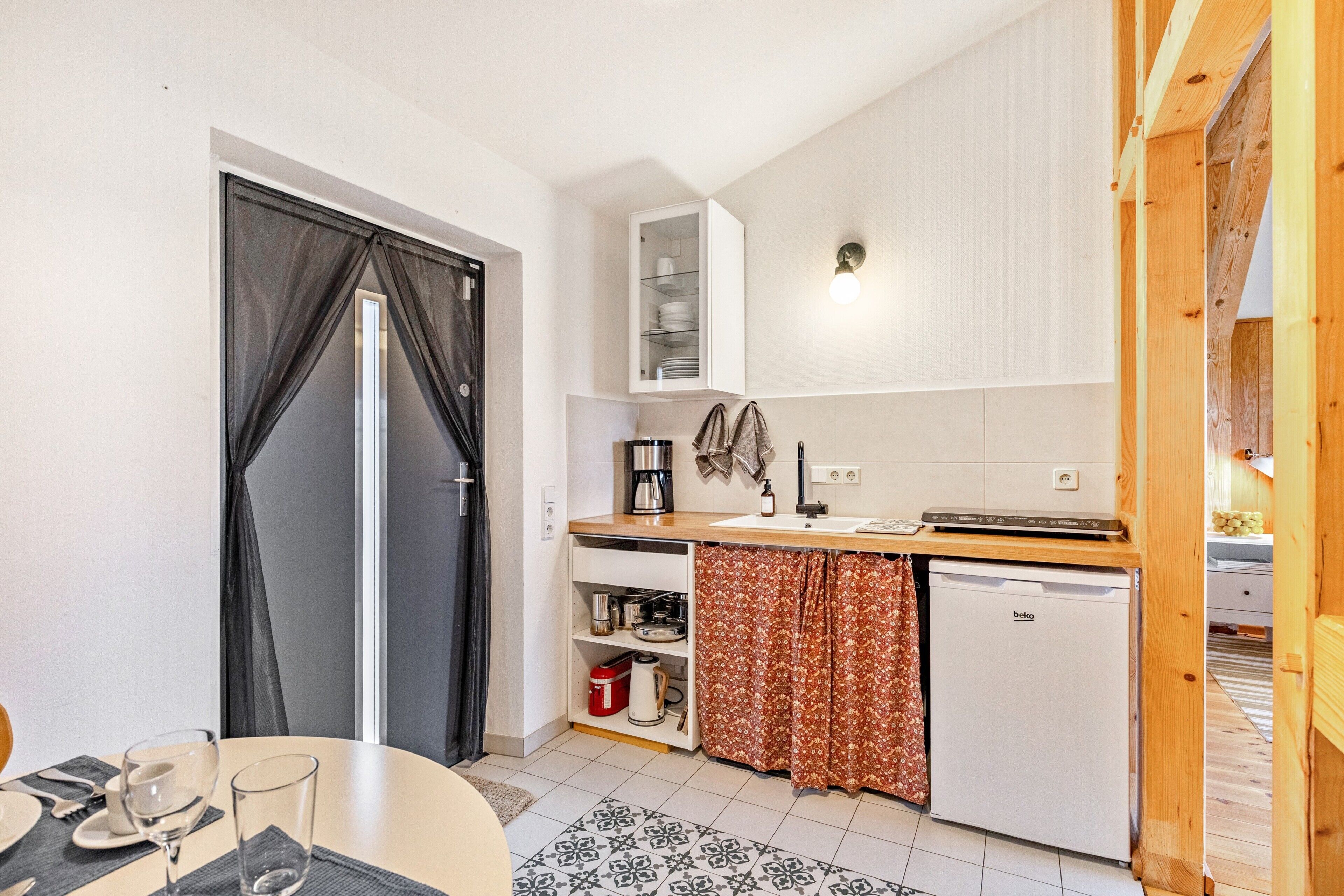 Kühlschrank, Herdplatte, Wasserkocher mit Kaffee-/Teezubehör