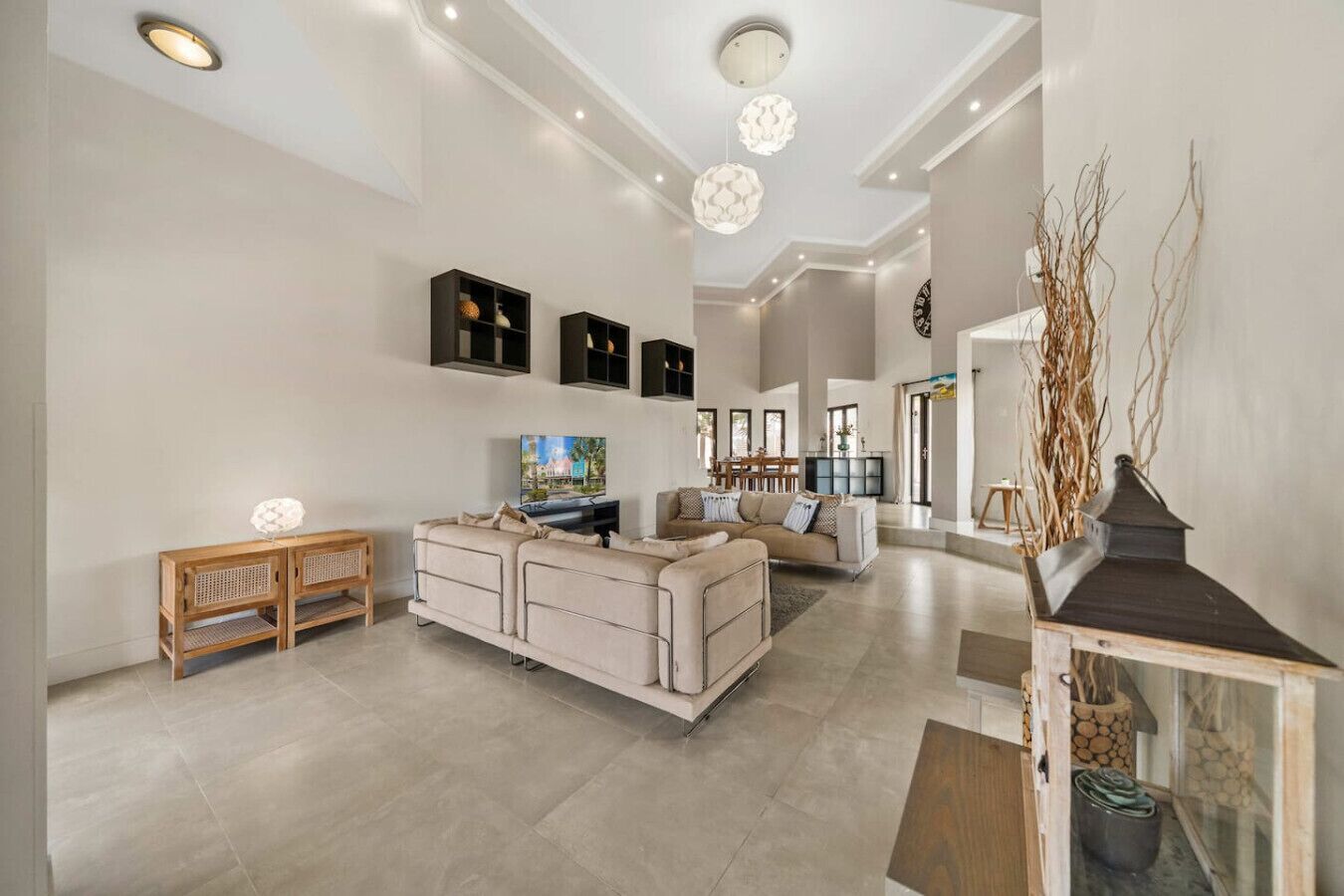 Een smart-tv, boeken en een stereo