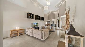 Een smart-tv, boeken en een stereo