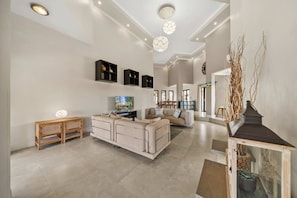 Een smart-tv, boeken en een stereo