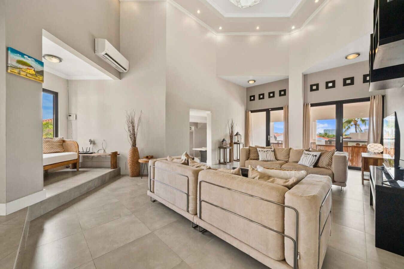 Een smart-tv, boeken en een stereo