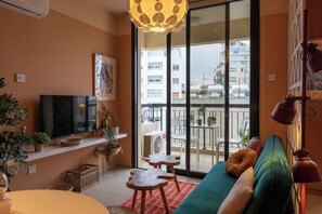 Departamento, 1 cama matrimonial, cocina, vista a la ciudad | Área de sala de estar | Smart TV, Netflix y servicios de streaming 