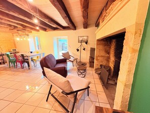 Living area - Le Sorbier: Perigordian charm (Montignac-Lascaux)