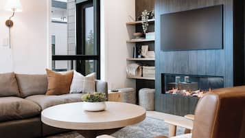 Een smart-tv en een open haard