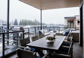 Outdoor dining - Experience Revelstoke from Four Peaks Penthouse, a bright and modern 3-bedroom mountain escape. (Revelstoke)