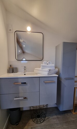 Dusj, hårføner, håndklær og såpe