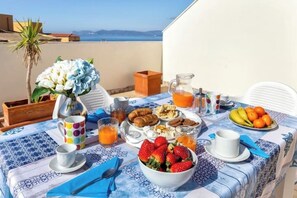 Outdoor dining - Panoramic Penthouse "Sea Nugget" (Alghero)