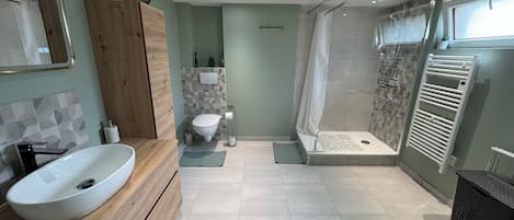 Bruser, hårtørrer, håndklæder, Toiletpapir