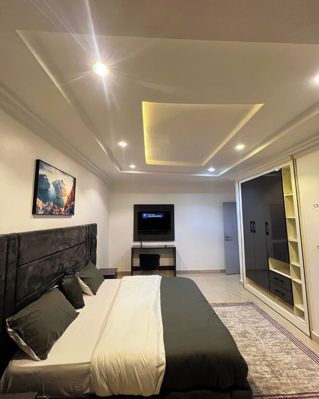 Apartamento superior, sacada, vista para a cidade | Cofres nos quartos, escrivaninha, espaço de trabalho para notebook