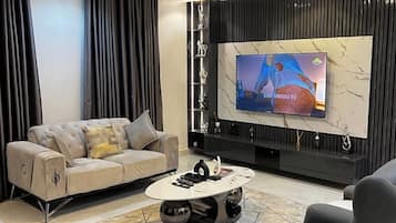 Apartamento superior, sacada, vista para a cidade | Área de estar