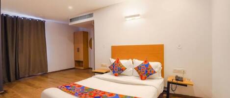 Escritorio, espacio para trabajar con laptop y wifi gratis