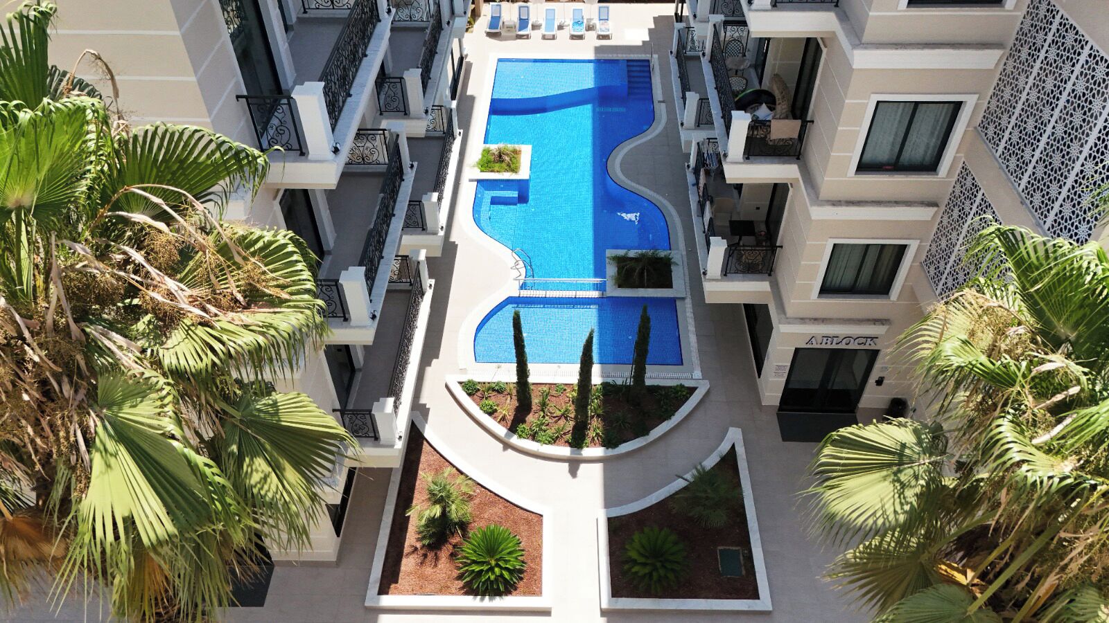 Una piscina al aire libre