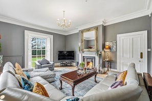 Una Smart TV, una chimenea, videojuegos