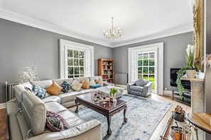 Una Smart TV, una chimenea, videojuegos