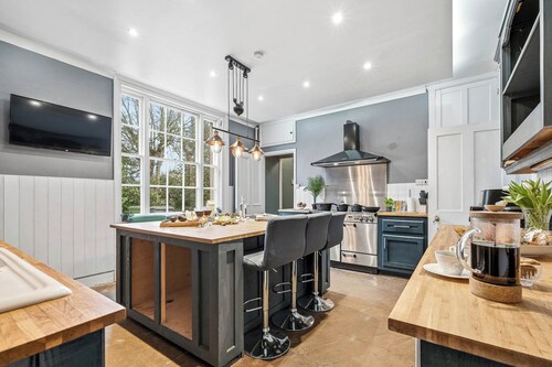 Grand 7-bed Georgian lodge with cinema room, snooker/dining table, private gardens and dog-friendly spaces. Walk to pub, sleep everyone comfortably, ideal for families and groups.