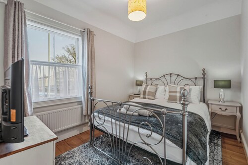 Spacious 4-bedroom city-centre home sleeping up to 8, with 3 bathrooms, fast Wi-Fi and rare parking for up to 4 cars. Walk to Norwich Castle, Chapelfield & cafés. Ideal for families, groups or work stays.