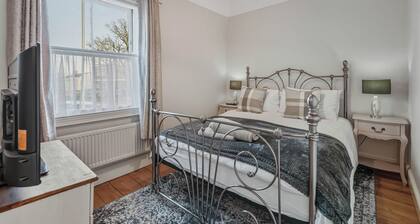 Spacious 4-bedroom city-centre home sleeping up to 8, with 3 bathrooms, fast Wi-Fi and rare parking for up to 4 cars. Walk to Norwich Castle, Chapelfield & cafés. Ideal for families, groups or work stays.