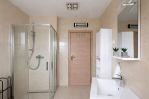 Shower, hair dryer, towels, soap - Blue Horizon Apartment (Primošten)