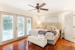 Iron/ironing board, travel cot, free WiFi, bed sheets - Heated Pool with Outdoor Kitchen, Private Backyard, 2 living Rooms, Spacious (Largo)