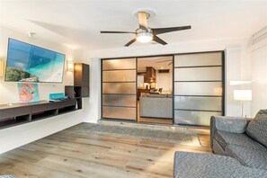 Smart TV, books - Heated Pool with Outdoor Kitchen, Private Backyard, 2 living Rooms, Spacious (Largo)