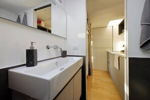 Shower, hair dryer, bidet, towels - Loft in Ponte Milvio with terrace (Roma)
