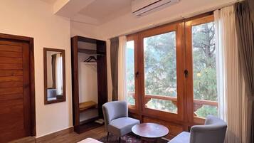 Luxury Suite, River View | Free WiFi