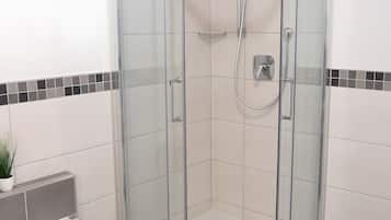 Een douche, handdoeken