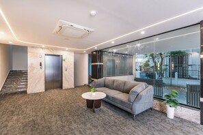 Lobby sitting area - U By Z Hotels Brookfield (Bengaluru)