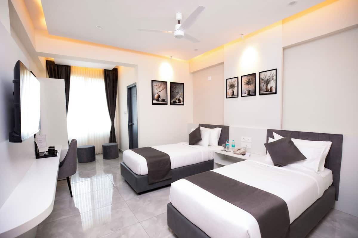 Executive Twin Room, 1 Queen Bed, Non Smoking, City View | Free WiFi