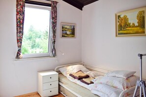 House | 2 bedrooms, individually furnished, bed sheets - Lakeside Holiday Home With Private Garden (Szemud)