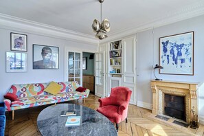 Apartment | Living area - Superb Flat With Terrace in the Centre of Paris (Paris)