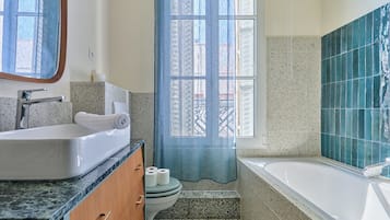 Apartment | Bathroom | Hair dryer, towels, soap, shampoo