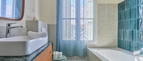 Căn hộ | Phòng tắm | Máy sấy tóc, khăn tắm, xà phòng, dầu gội