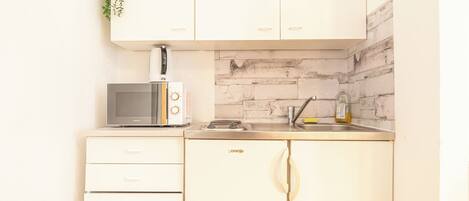 Basic Apartment | Private kitchen | Fridge, microwave, oven, stovetop