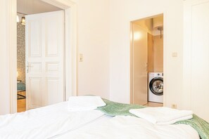 Basic Apartment - Lovely 2BR Near Belvedere Palace (Vienna)