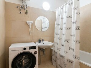 Basic Apartment | Bathroom - Lovely 2BR Near Belvedere Palace (Vienna)
