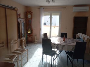 Dining - Detached house with fenced garden and rear terrace (Le Boulou)